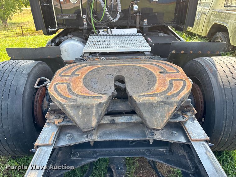 image for item EN5607 2016 Peterbilt 587 semi truck