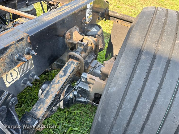 image for item EN5607 2016 Peterbilt 587 semi truck