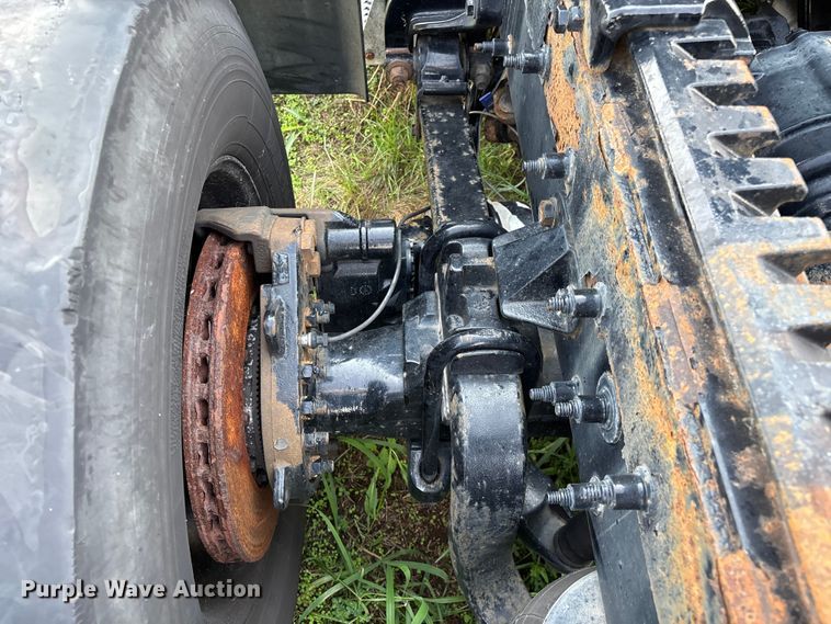 image for item EN5607 2016 Peterbilt 587 semi truck