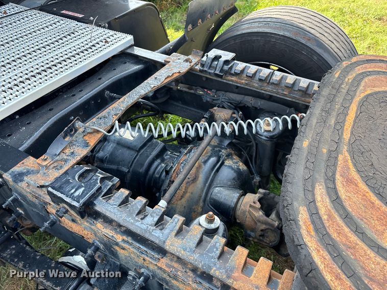 image for item EN5607 2016 Peterbilt 587 semi truck