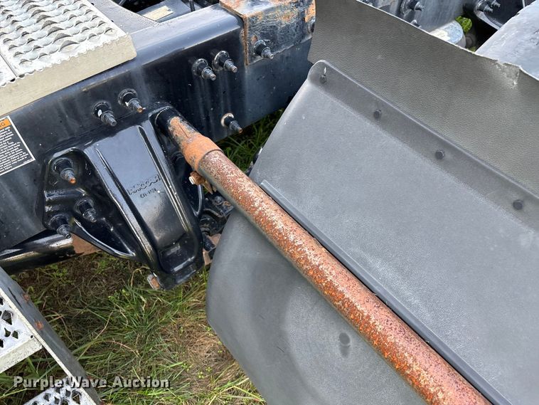 image for item EN5607 2016 Peterbilt 587 semi truck