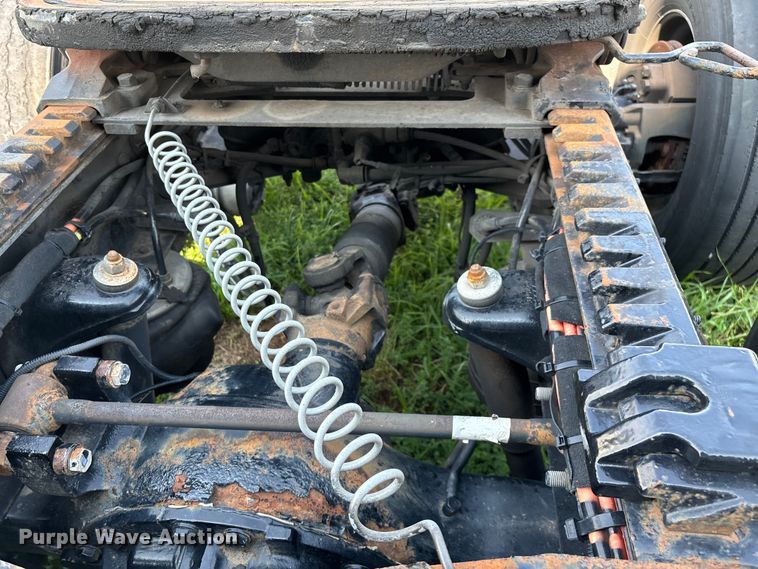 image for item EN5607 2016 Peterbilt 587 semi truck