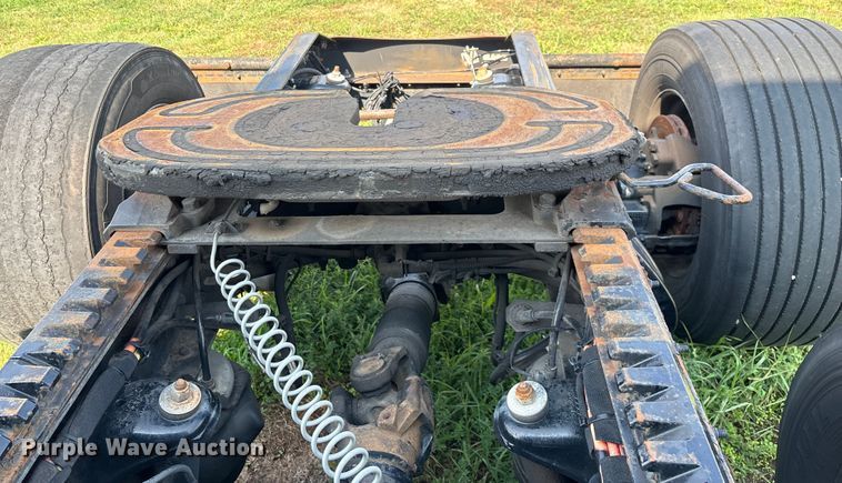 image for item EN5607 2016 Peterbilt 587 semi truck