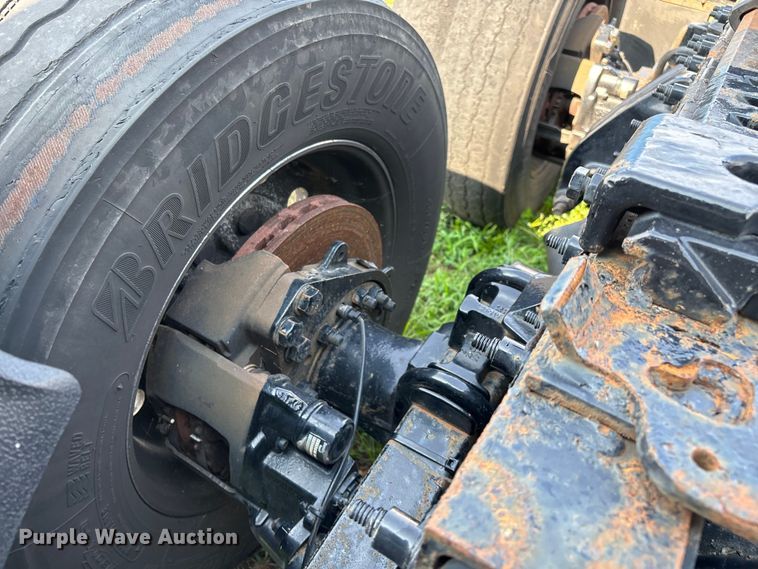 image for item EN5607 2016 Peterbilt 587 semi truck