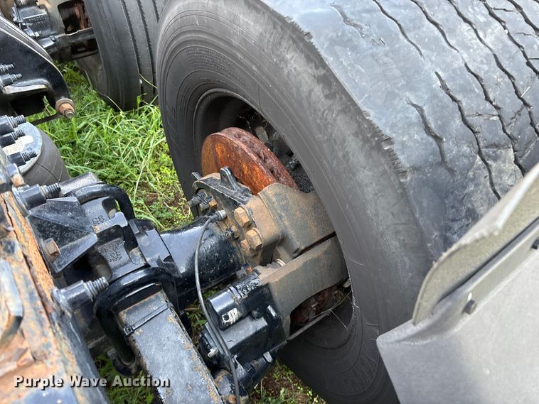 image for item EN5607 2016 Peterbilt 587 semi truck