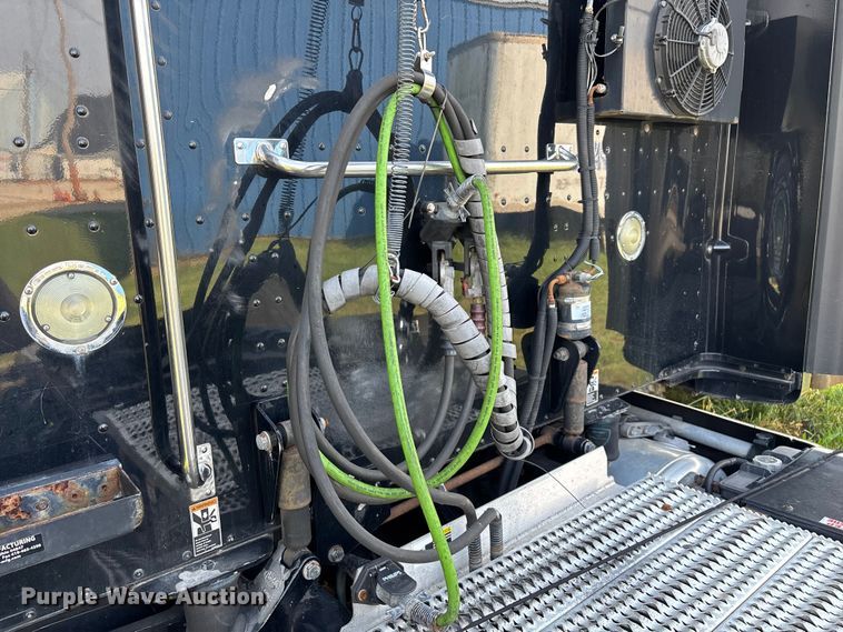 image for item EN5607 2016 Peterbilt 587 semi truck