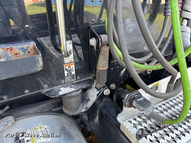 image for item EN5607 2016 Peterbilt 587 semi truck