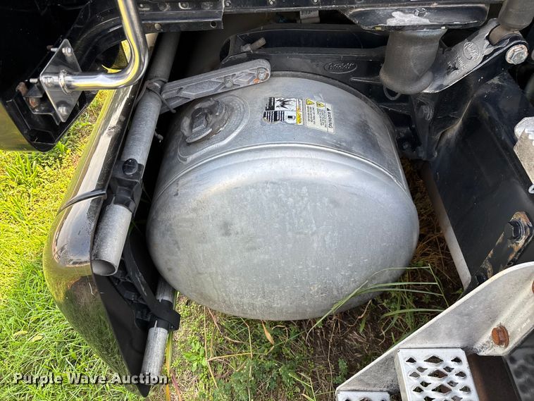 image for item EN5607 2016 Peterbilt 587 semi truck