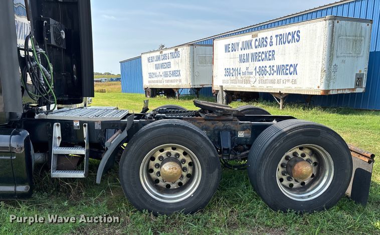 image for item EN5607 2016 Peterbilt 587 semi truck