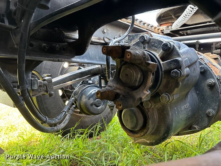 image for item EN5607 2016 Peterbilt 587 semi truck