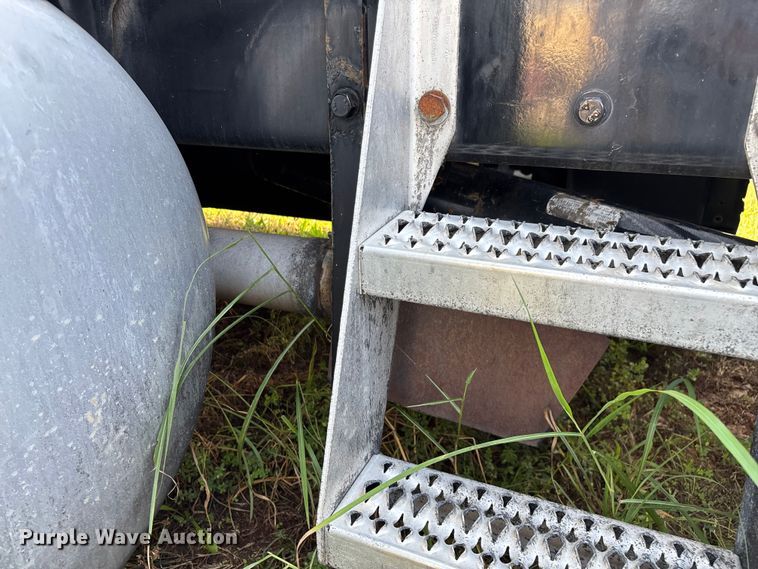 image for item EN5607 2016 Peterbilt 587 semi truck