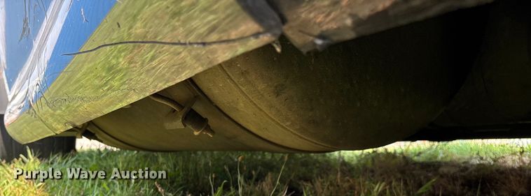 image for item EN5607 2016 Peterbilt 587 semi truck