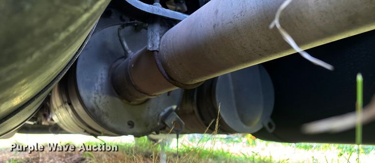 image for item EN5607 2016 Peterbilt 587 semi truck