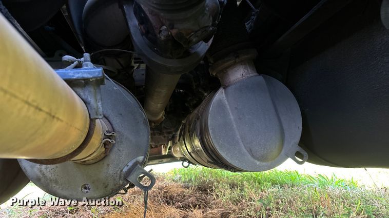 image for item EN5607 2016 Peterbilt 587 semi truck