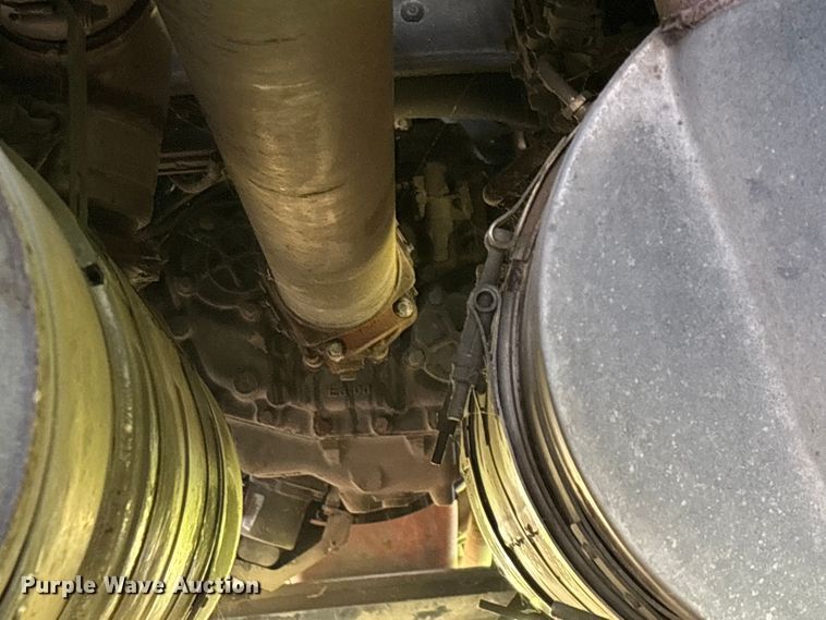 image for item EN5607 2016 Peterbilt 587 semi truck