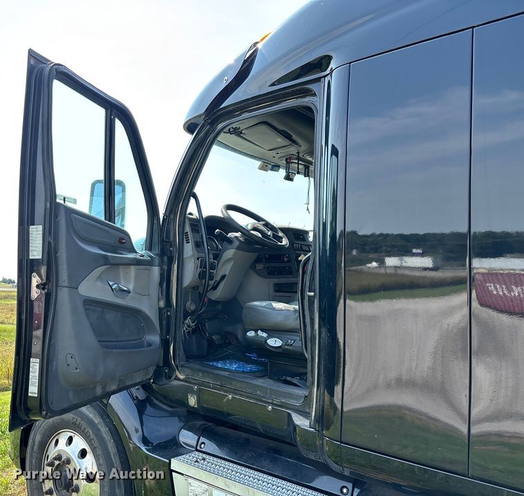 image for item EN5607 2016 Peterbilt 587 semi truck