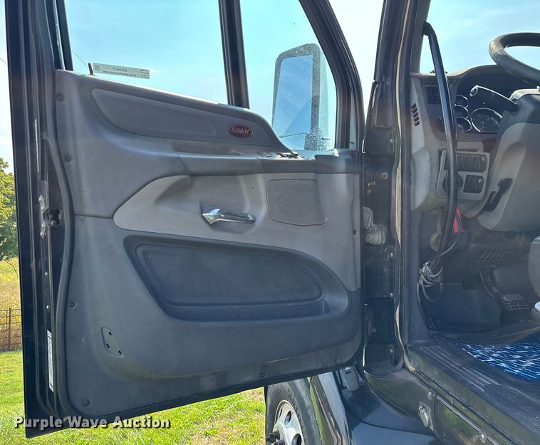 image for item EN5607 2016 Peterbilt 587 semi truck