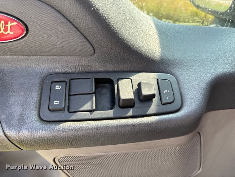 image for item EN5607 2016 Peterbilt 587 semi truck