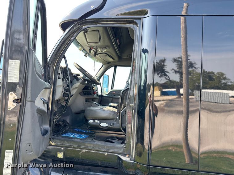 image for item EN5607 2016 Peterbilt 587 semi truck