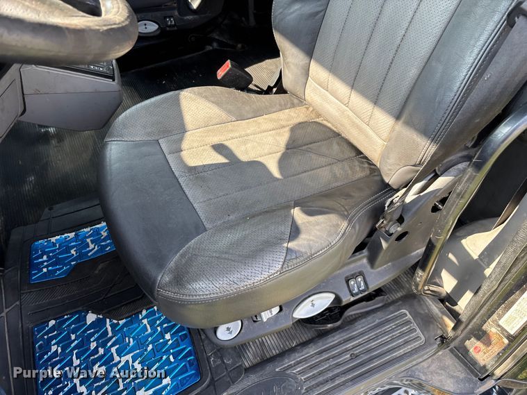 image for item EN5607 2016 Peterbilt 587 semi truck