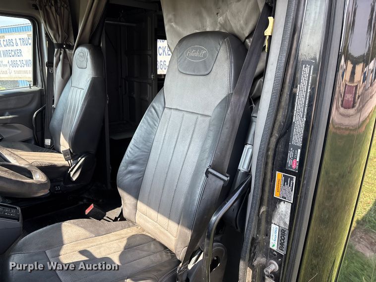 image for item EN5607 2016 Peterbilt 587 semi truck