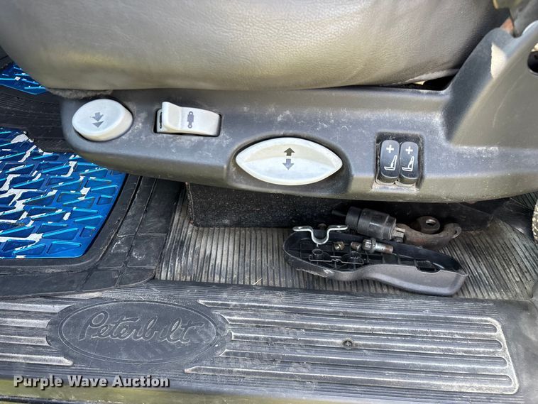 image for item EN5607 2016 Peterbilt 587 semi truck