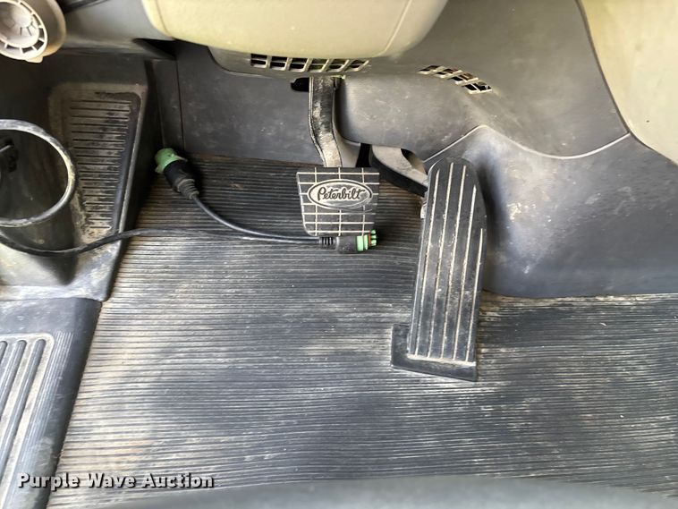 image for item EN5607 2016 Peterbilt 587 semi truck