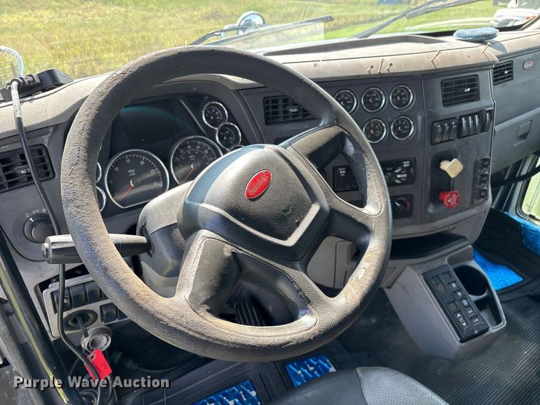 image for item EN5607 2016 Peterbilt 587 semi truck