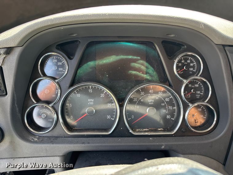 image for item EN5607 2016 Peterbilt 587 semi truck