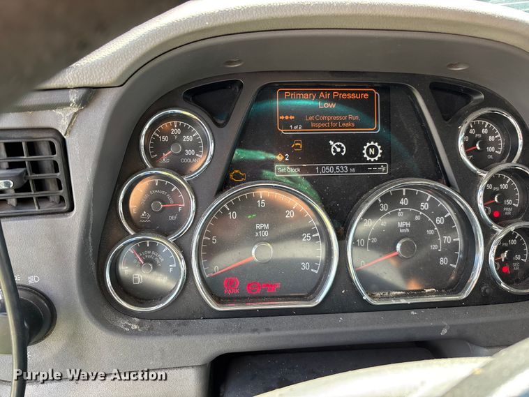 image for item EN5607 2016 Peterbilt 587 semi truck