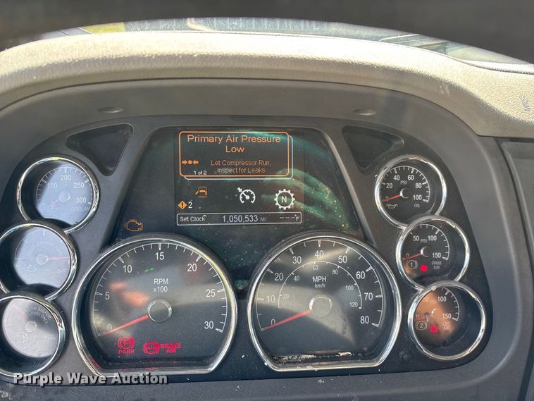 image for item EN5607 2016 Peterbilt 587 semi truck