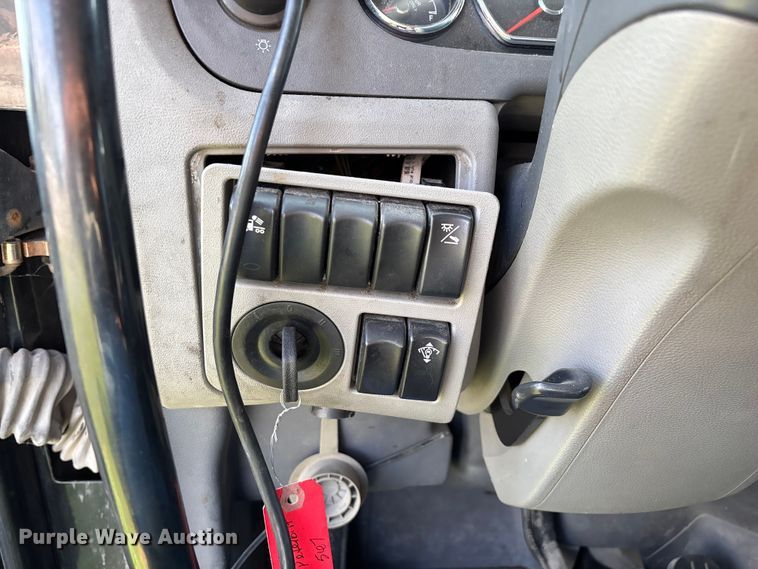 image for item EN5607 2016 Peterbilt 587 semi truck