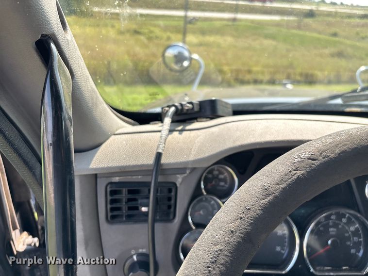 image for item EN5607 2016 Peterbilt 587 semi truck