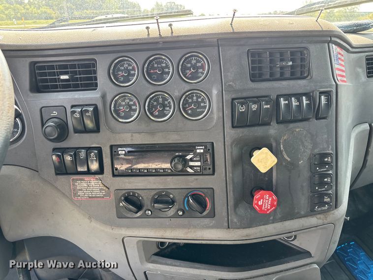image for item EN5607 2016 Peterbilt 587 semi truck