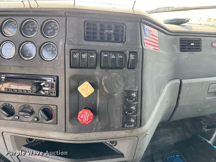 image for item EN5607 2016 Peterbilt 587 semi truck