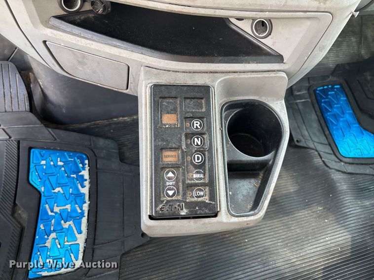 image for item EN5607 2016 Peterbilt 587 semi truck