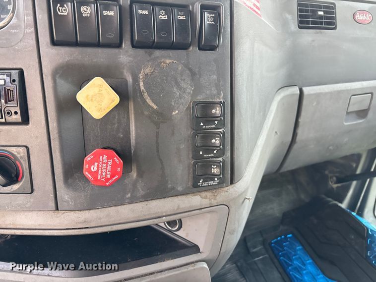 image for item EN5607 2016 Peterbilt 587 semi truck