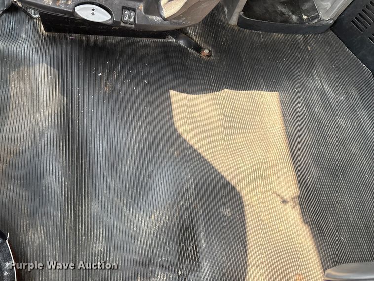 image for item EN5607 2016 Peterbilt 587 semi truck