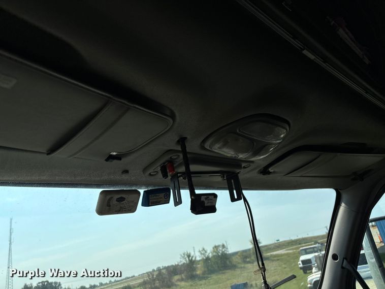 image for item EN5607 2016 Peterbilt 587 semi truck