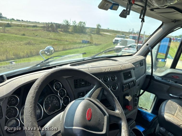 image for item EN5607 2016 Peterbilt 587 semi truck