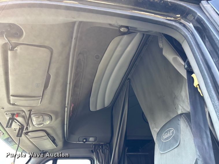 image for item EN5607 2016 Peterbilt 587 semi truck