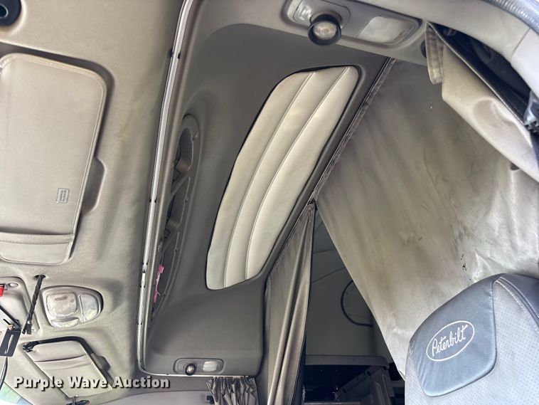 image for item EN5607 2016 Peterbilt 587 semi truck