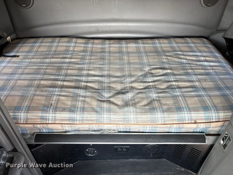 image for item EN5607 2016 Peterbilt 587 semi truck