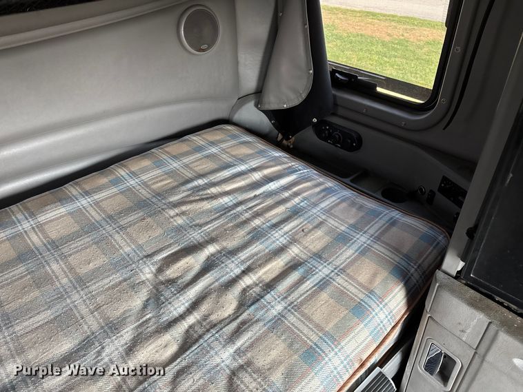 image for item EN5607 2016 Peterbilt 587 semi truck