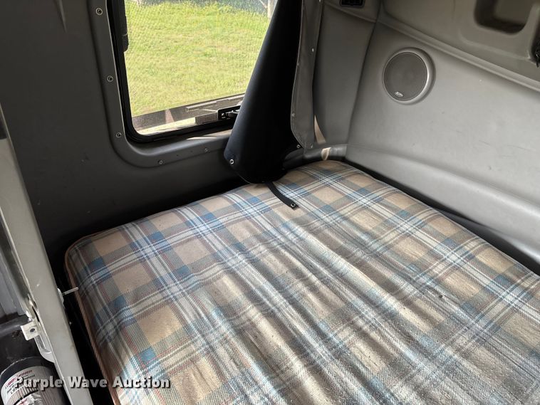 image for item EN5607 2016 Peterbilt 587 semi truck