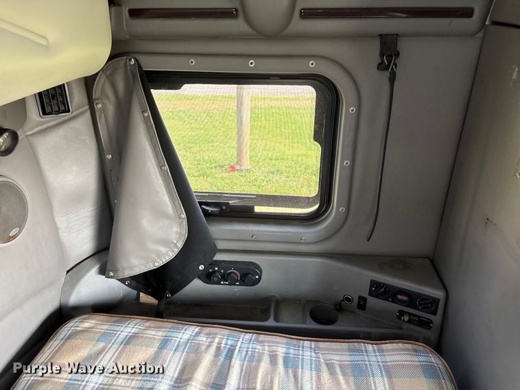 image for item EN5607 2016 Peterbilt 587 semi truck