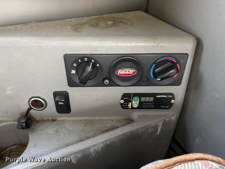 image for item EN5607 2016 Peterbilt 587 semi truck