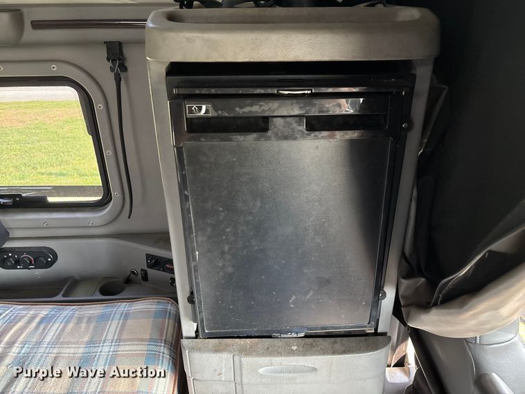 image for item EN5607 2016 Peterbilt 587 semi truck