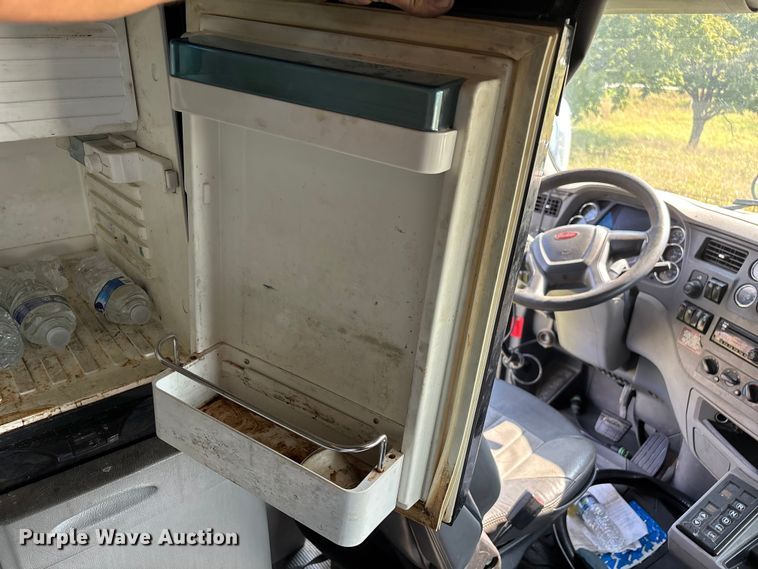 image for item EN5607 2016 Peterbilt 587 semi truck