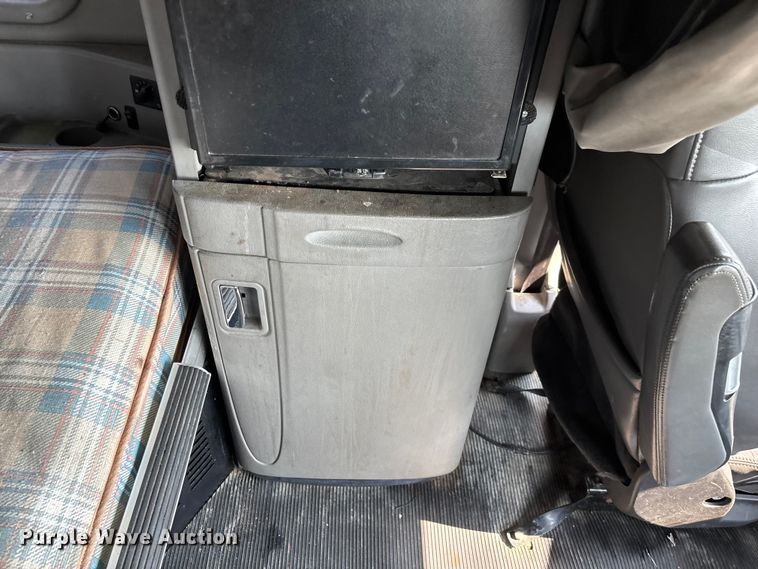 image for item EN5607 2016 Peterbilt 587 semi truck